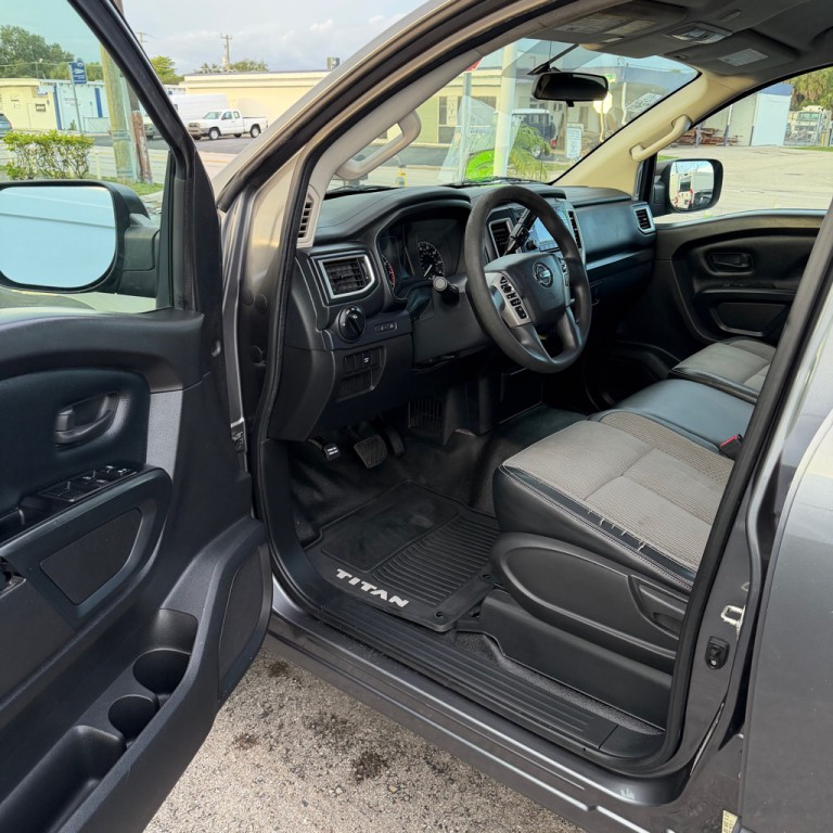 2017 Nissan Titan Image 9