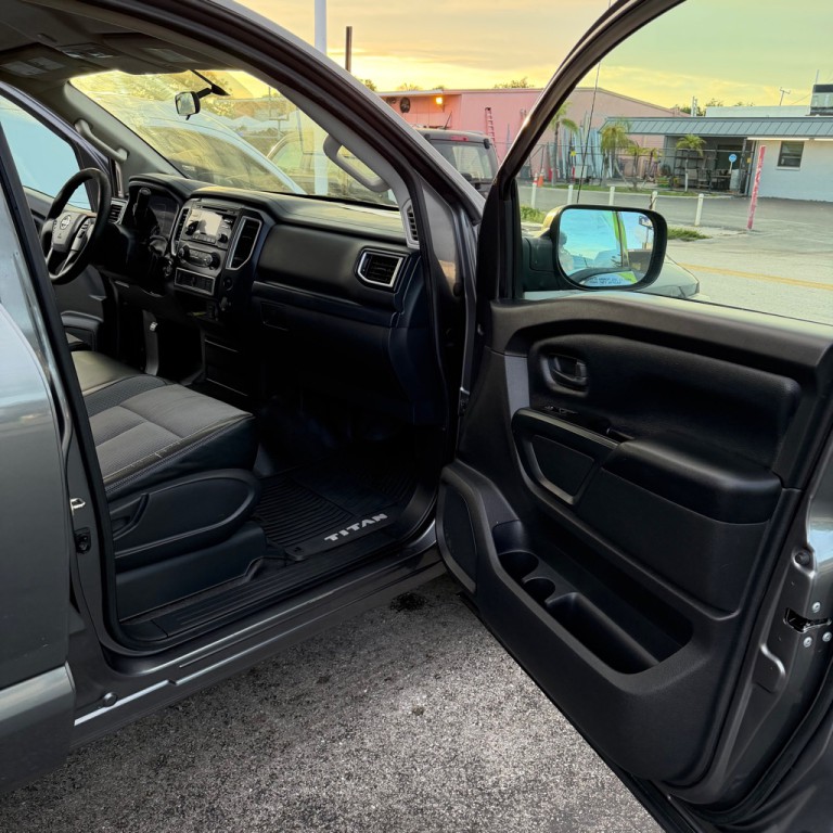 2017 Nissan Titan Image 10