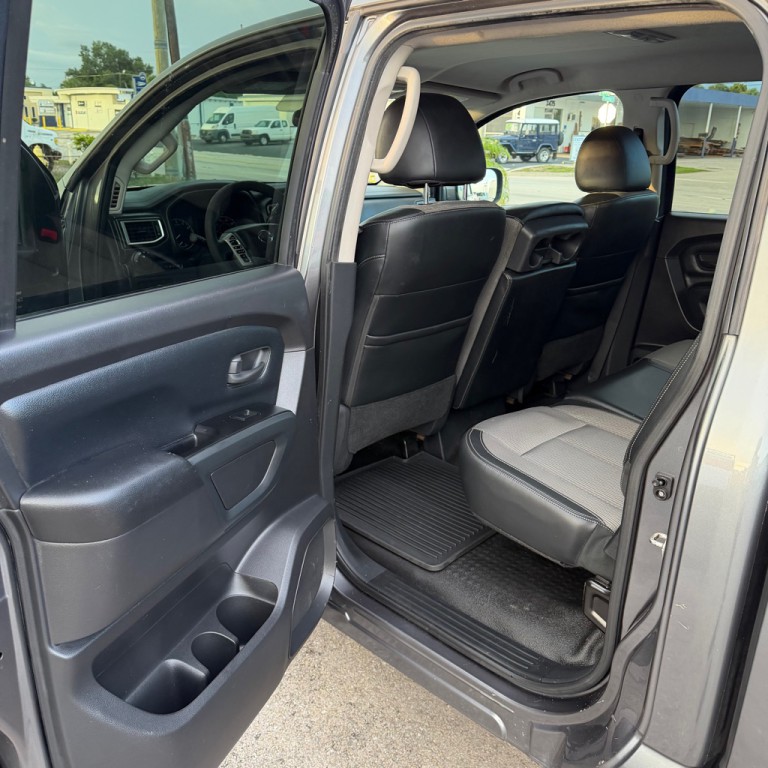 2017 Nissan Titan Image 11