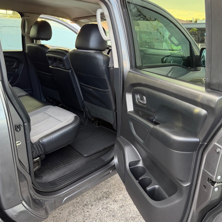 2017 Nissan Titan Image 12