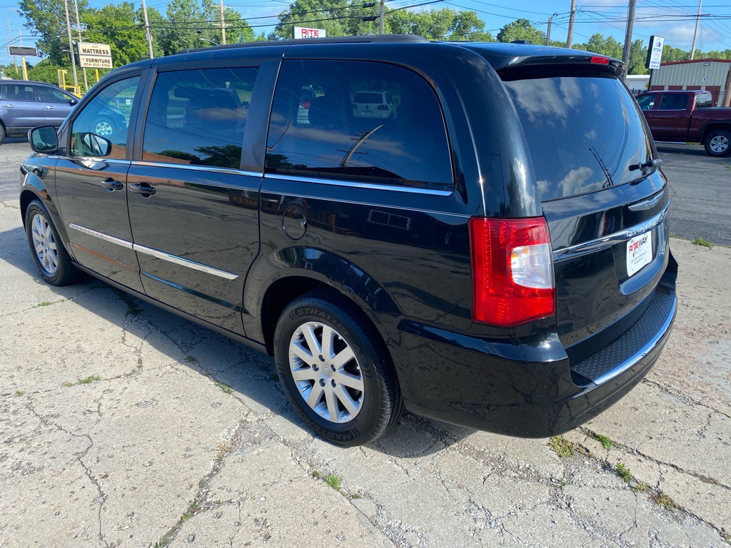 2013 Chrysler Town & Country Image 5