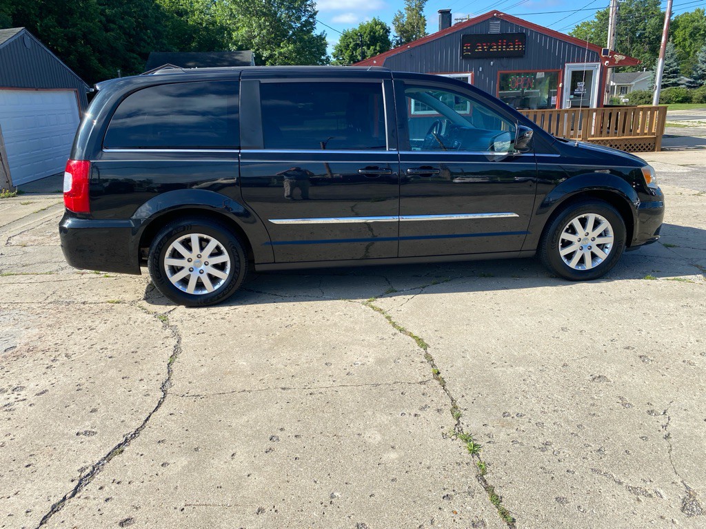 2013 Chrysler Town & Country Image 8