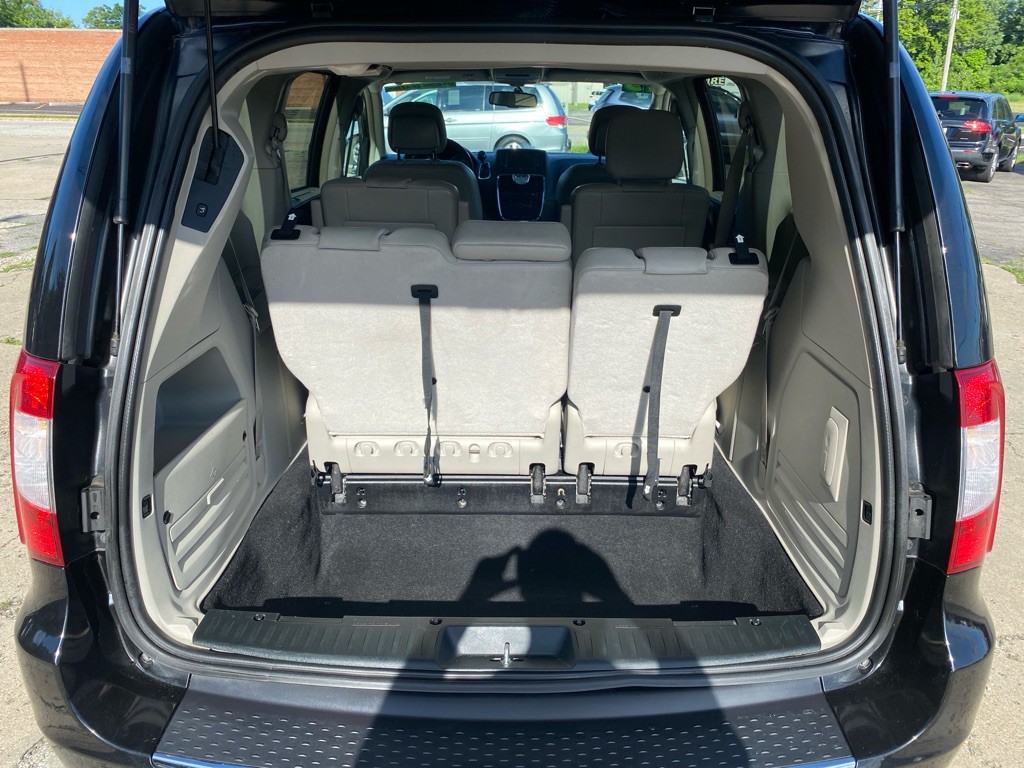 2013 Chrysler Town & Country Image 11
