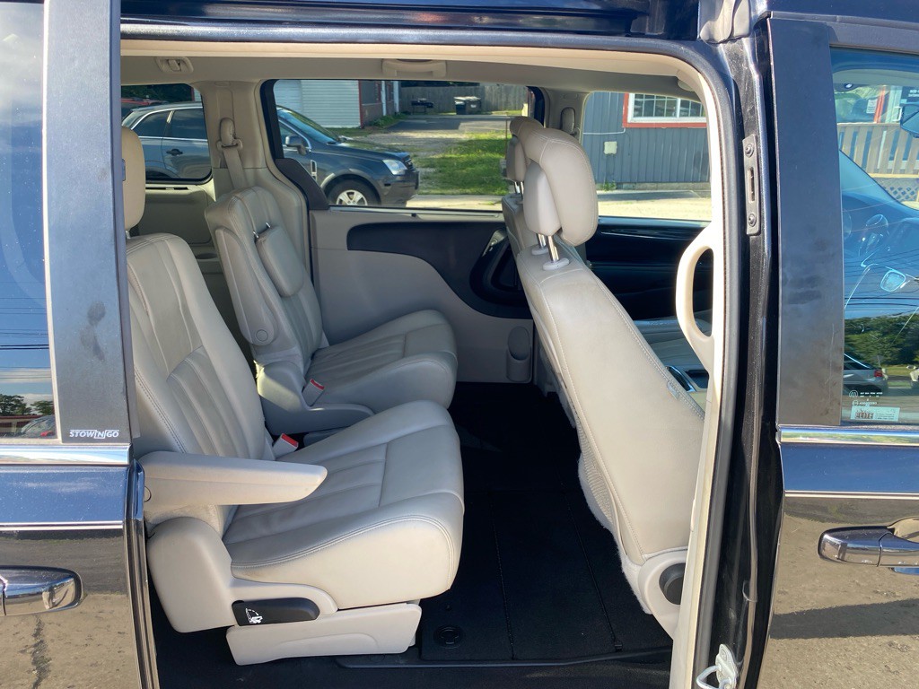 2013 Chrysler Town & Country Image 12