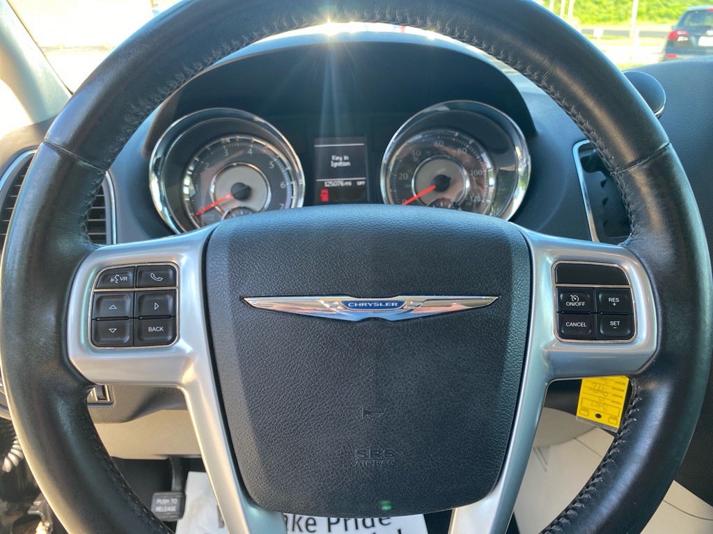 2013 Chrysler Town & Country Image 21