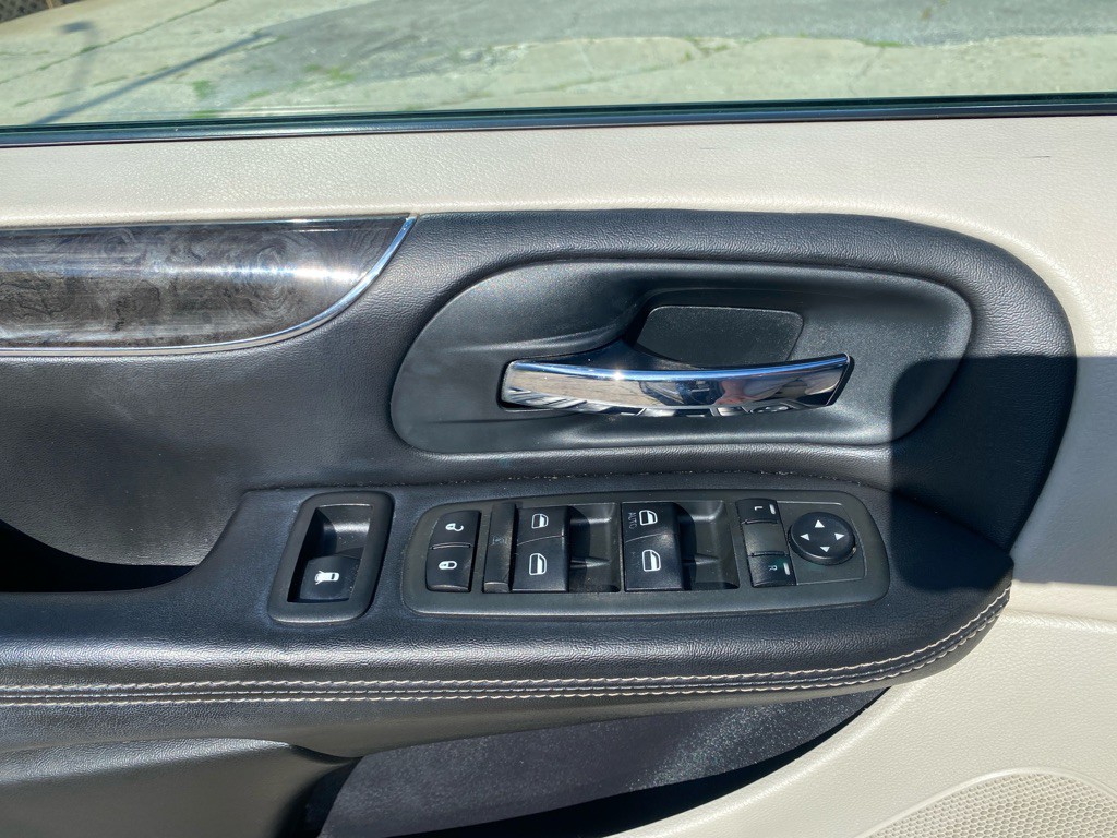 2013 Chrysler Town & Country Image 23
