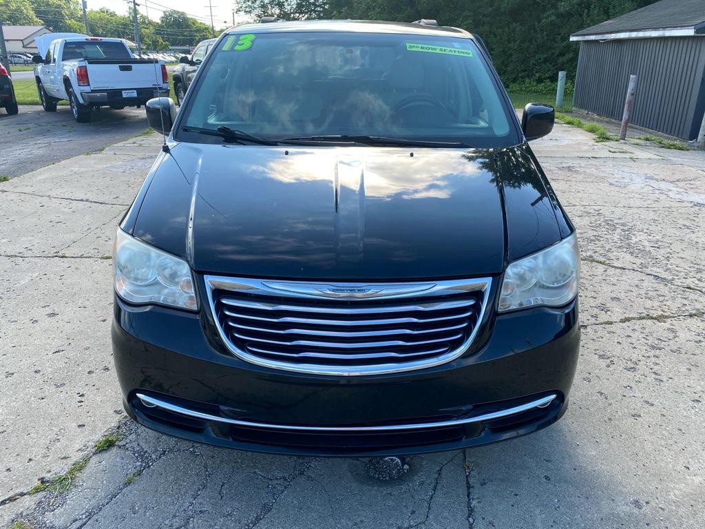 2013 Chrysler Town & Country Image 2