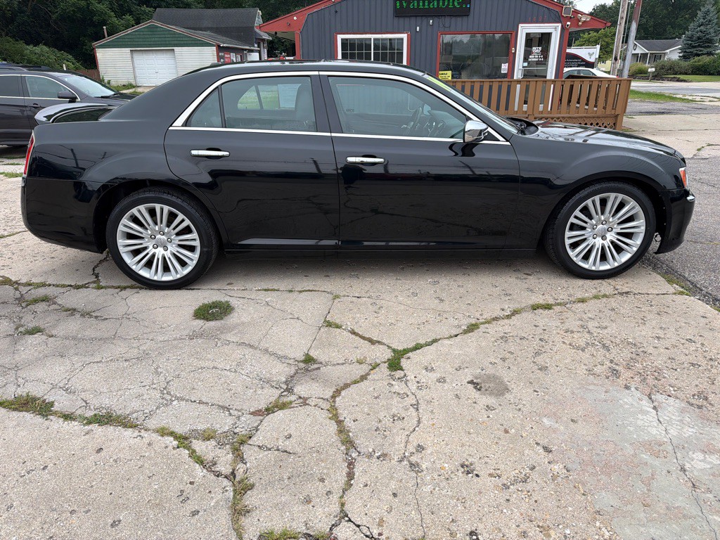 2014 Chrysler 300 Image 8