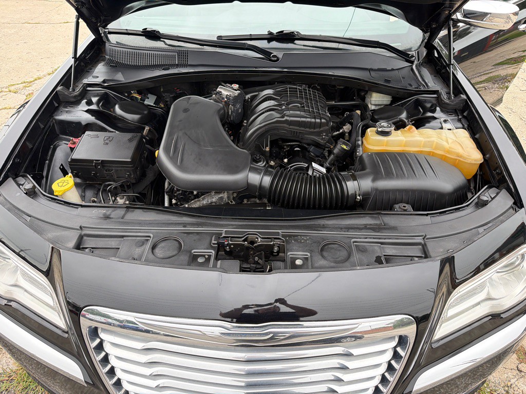 2014 Chrysler 300 Image 9