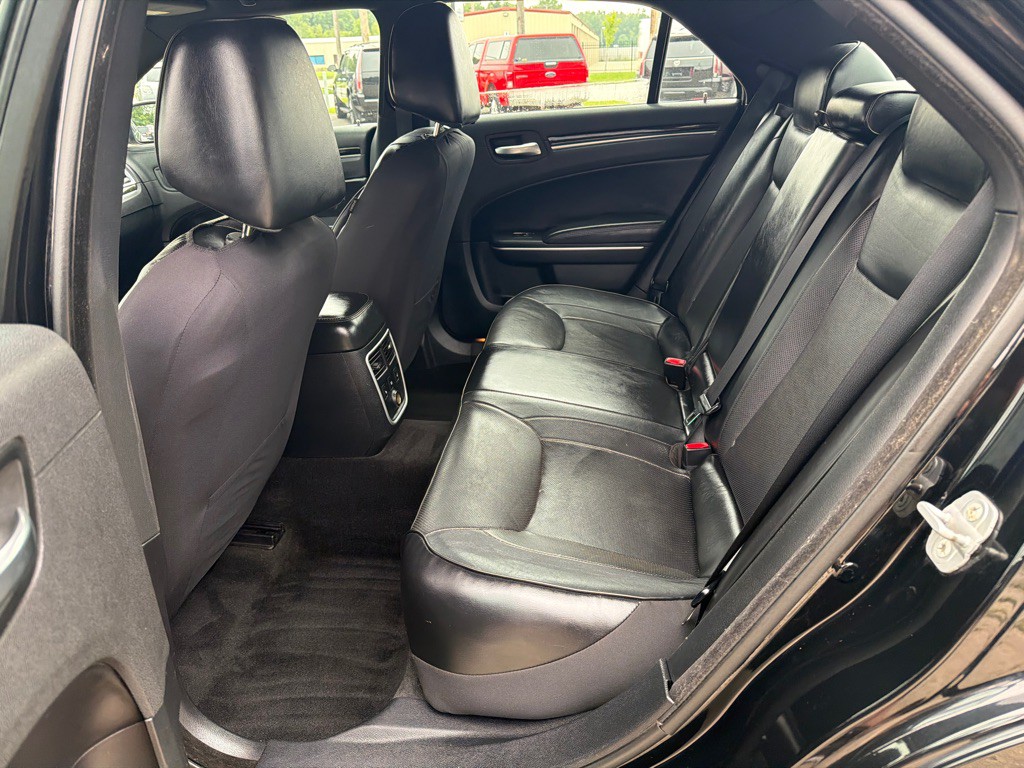 2014 Chrysler 300 Image 11