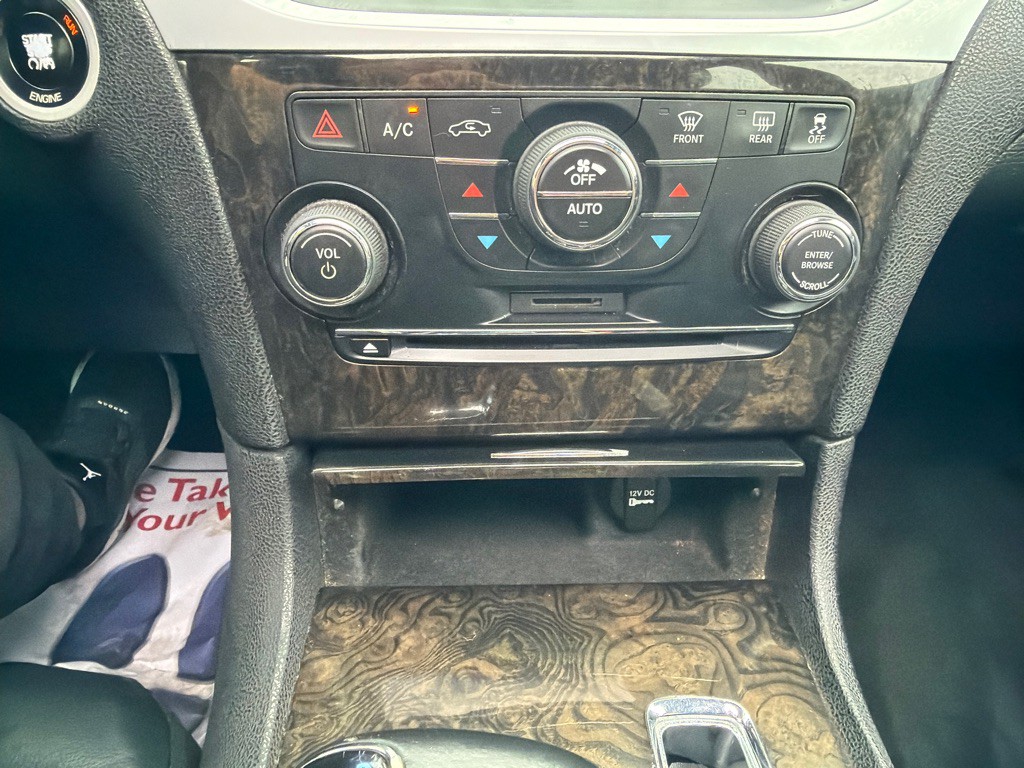 2014 Chrysler 300 Image 17