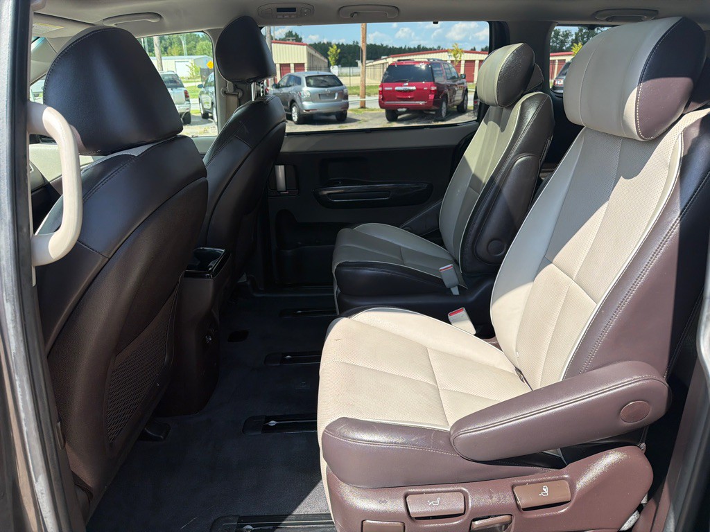 2016 Kia Sedona Image 11
