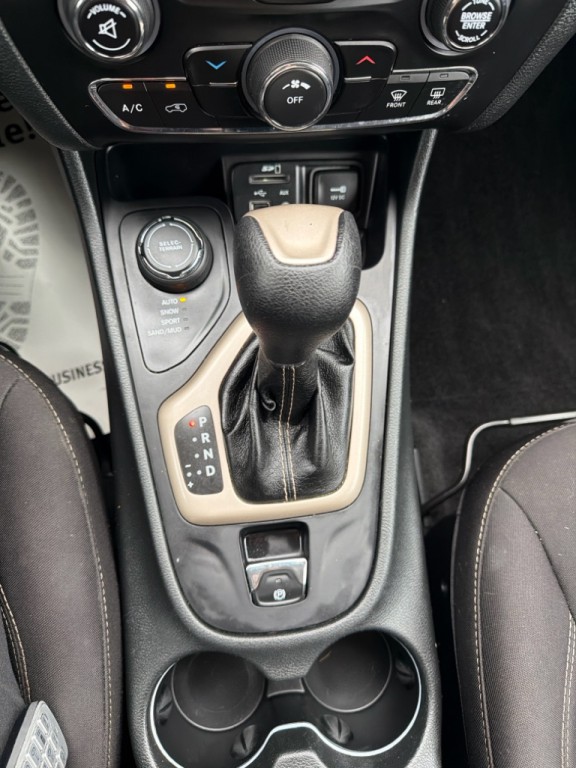 2015 Jeep Cherokee Image 16