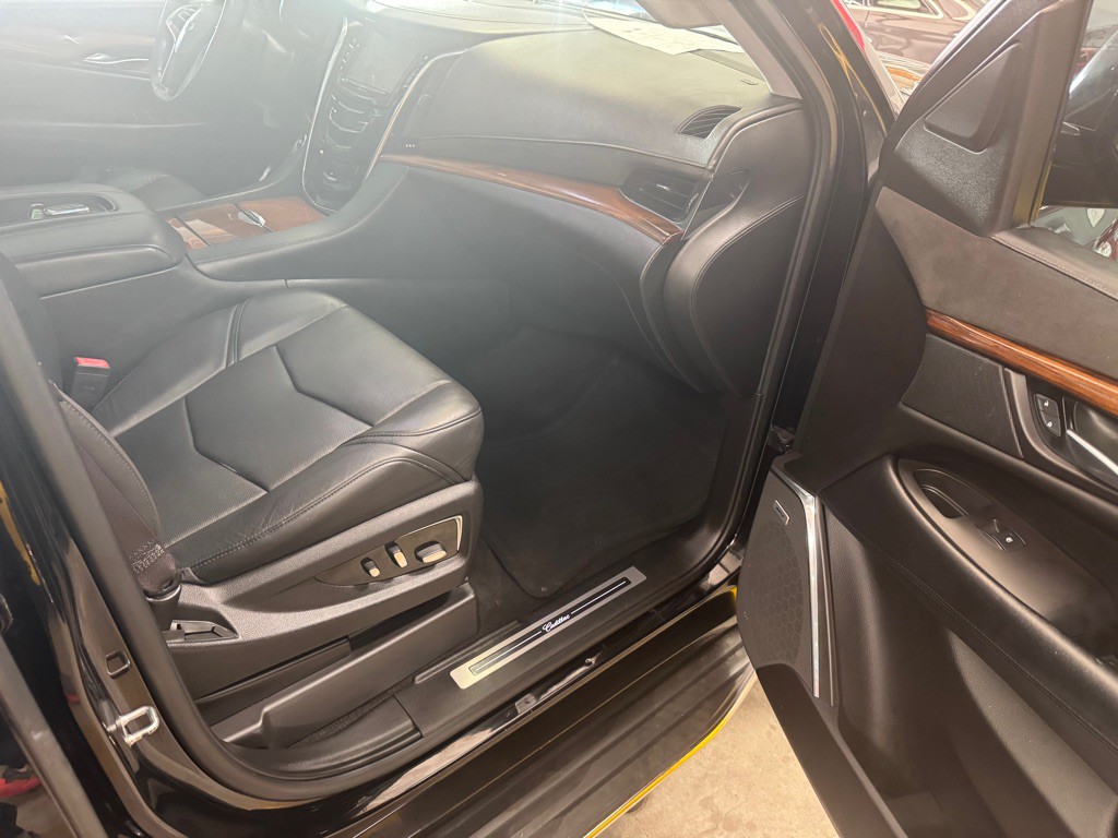 2016 Cadillac Escalade Image 28