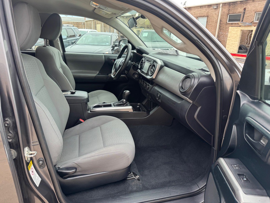 2016 Toyota Tacoma Image 25
