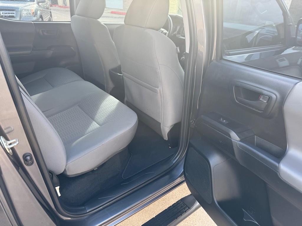 2018 Toyota Tacoma Image 32