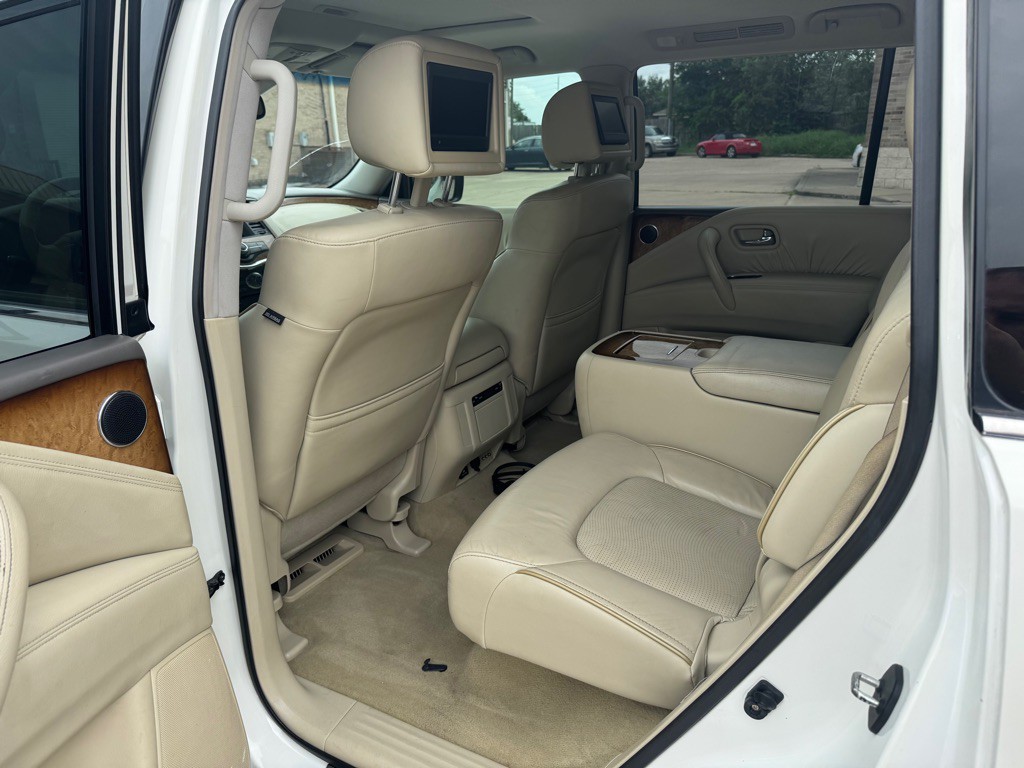 2011 INFINITI QX56 Image 29