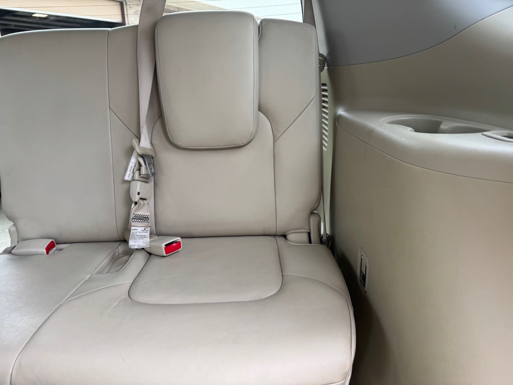 2011 INFINITI QX56 Image 30