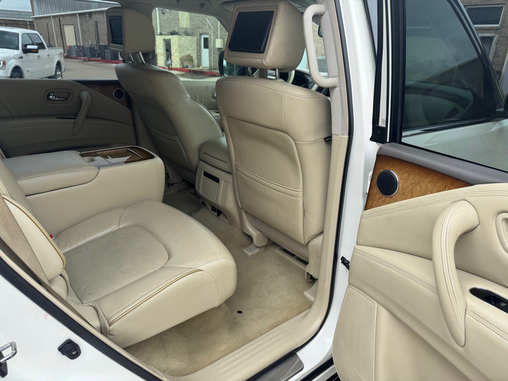 2011 INFINITI QX56 Image 31