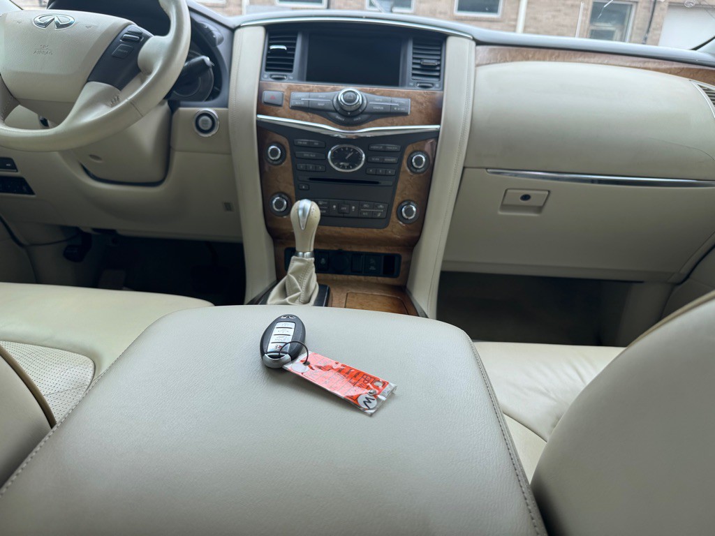 2011 INFINITI QX56 Image 33