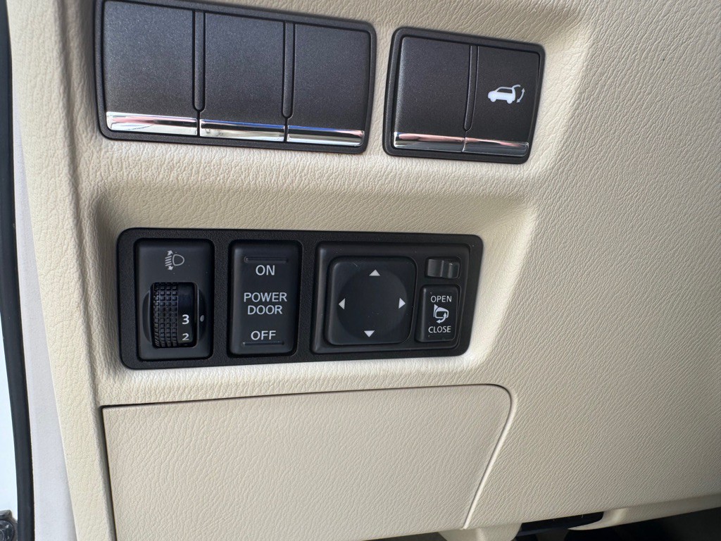 2011 INFINITI QX56 Image 35
