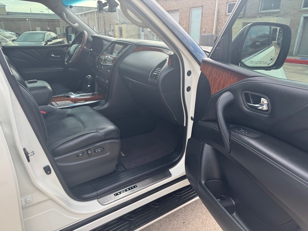 2015 INFINITI QX80 Image 30