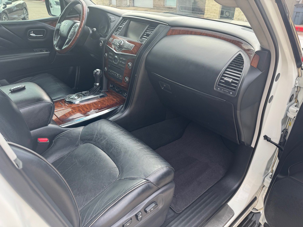 2015 INFINITI QX80 Image 31