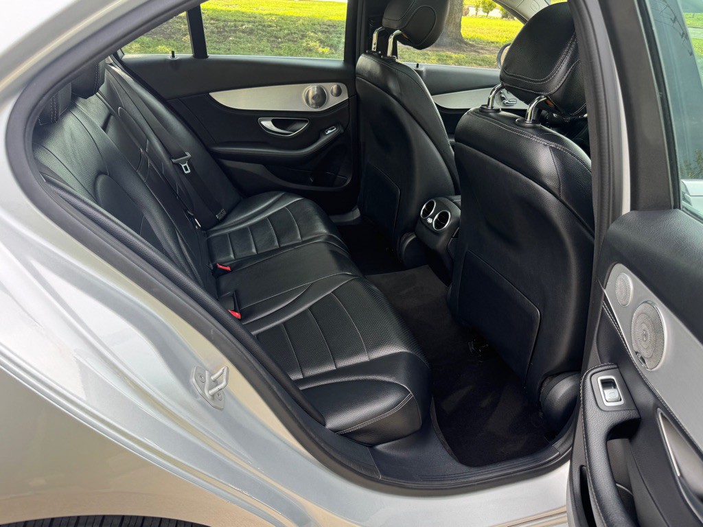 2016 Mercedes-Benz C-Class Image 25