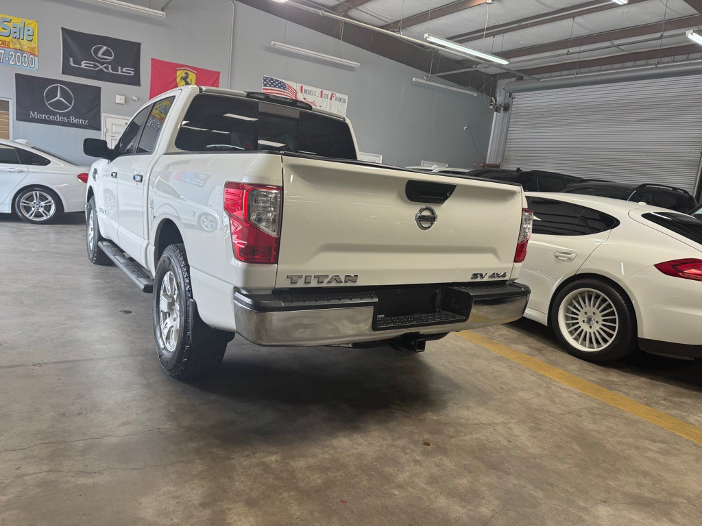 2017 Nissan Titan Image 10