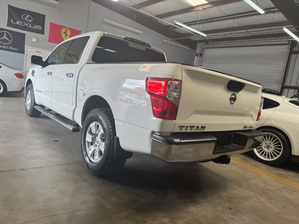 2017 Nissan Titan Image 11