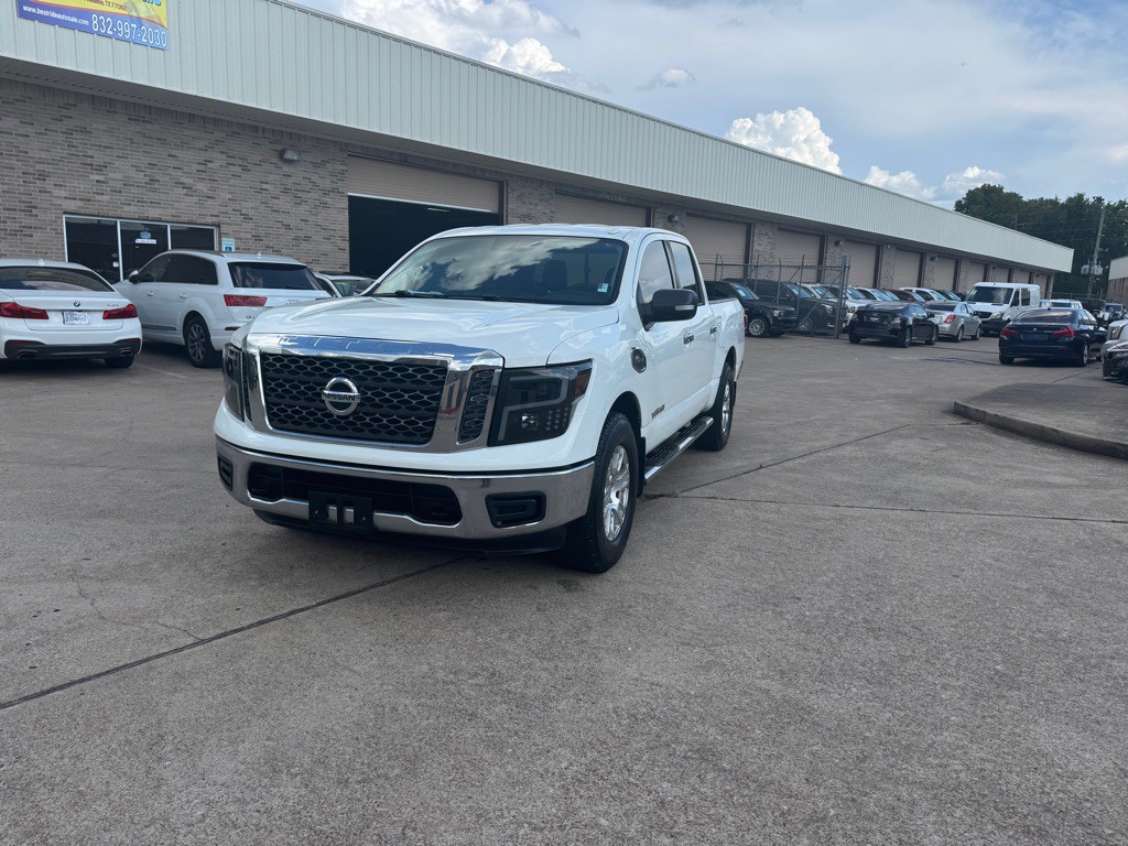 2017 Nissan Titan Image 16