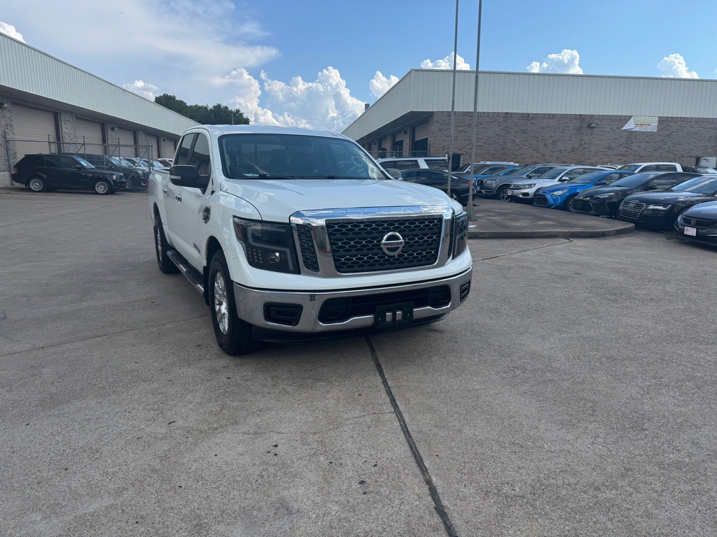 2017 Nissan Titan Image 19