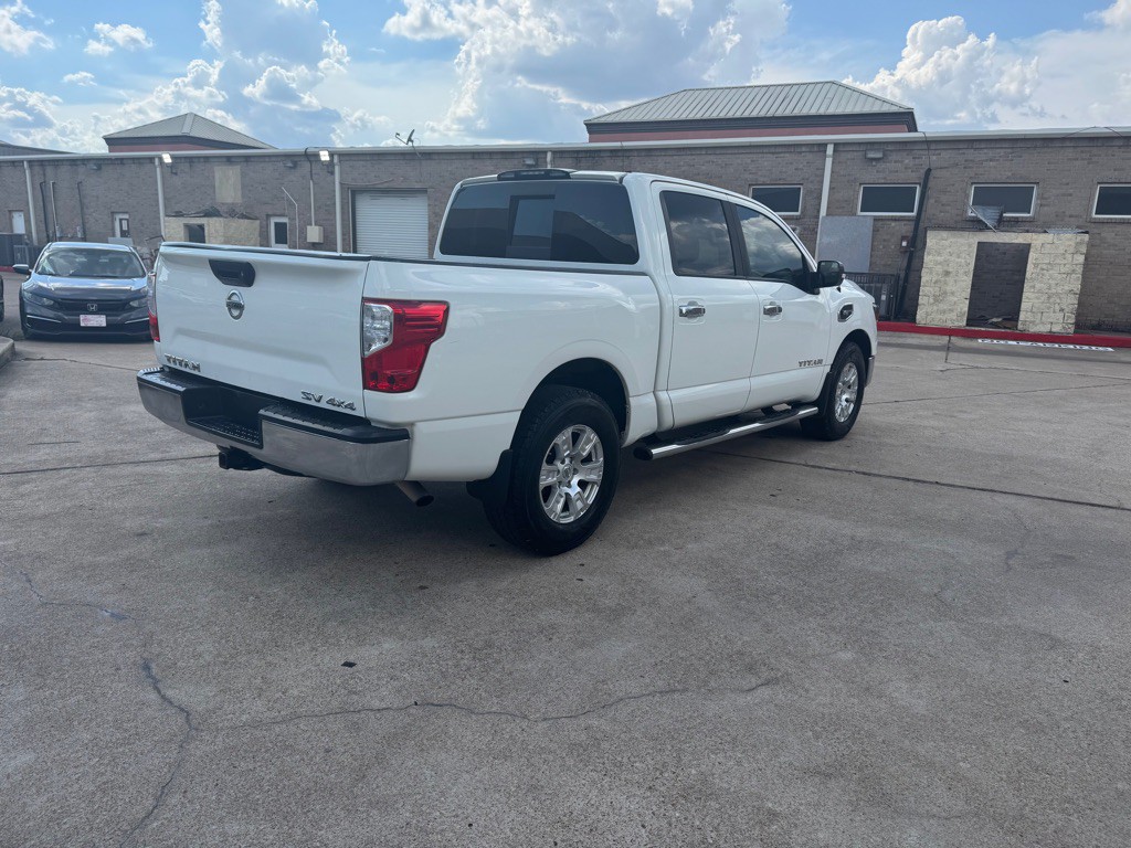 2017 Nissan Titan Image 21