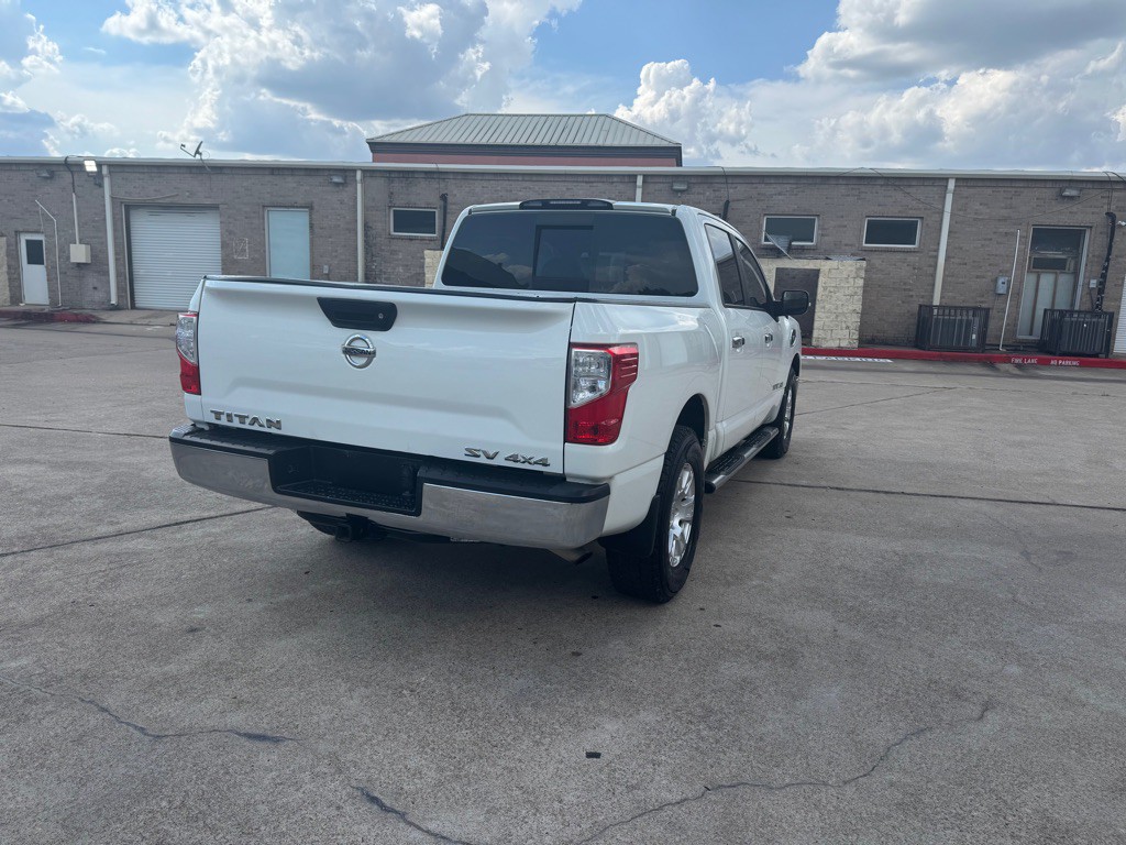 2017 Nissan Titan Image 22