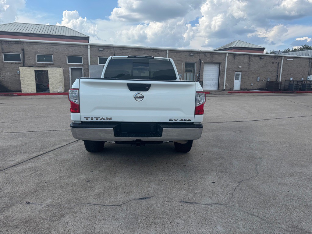 2017 Nissan Titan Image 23