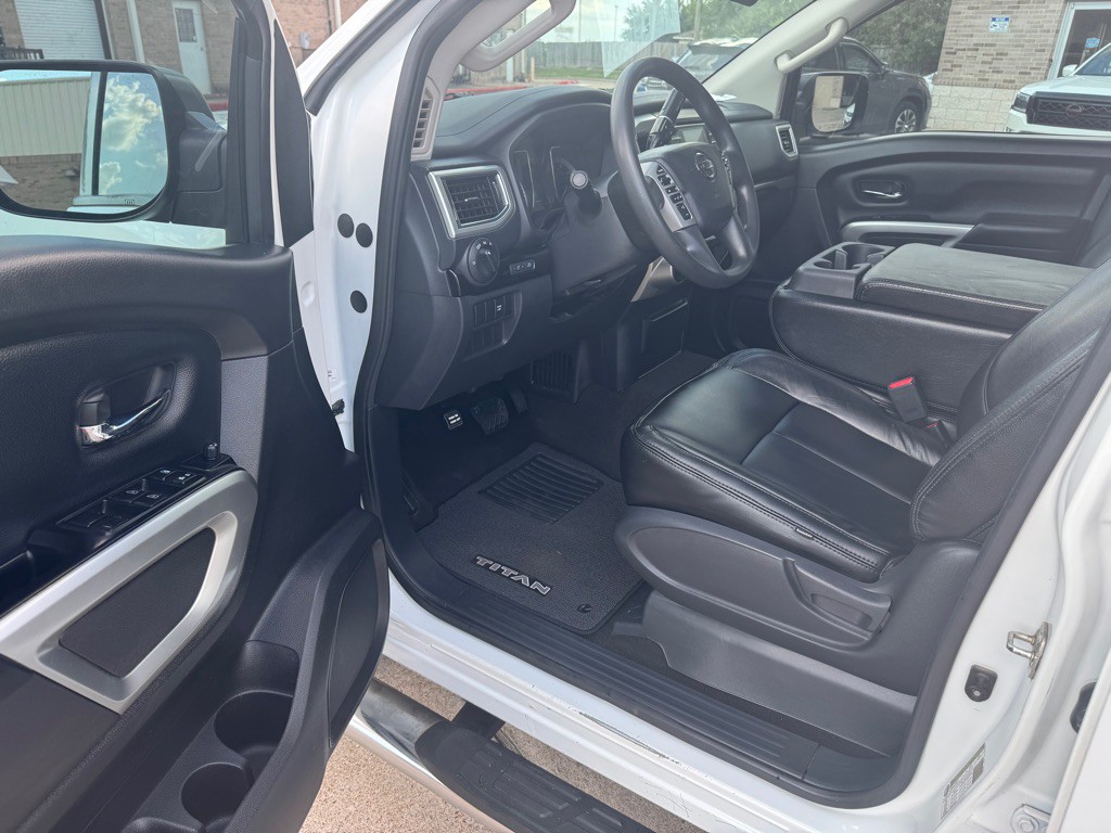 2017 Nissan Titan Image 26