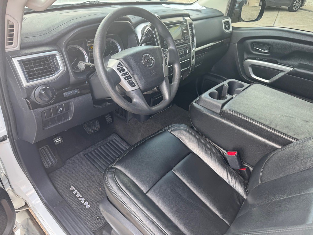 2017 Nissan Titan Image 27