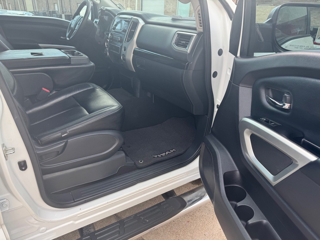 2017 Nissan Titan Image 28