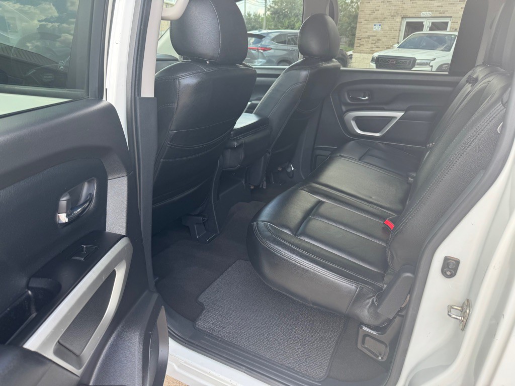 2017 Nissan Titan Image 30
