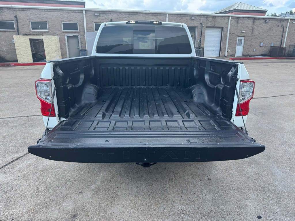 2017 Nissan Titan Image 32