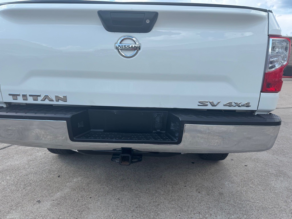 2017 Nissan Titan Image 35