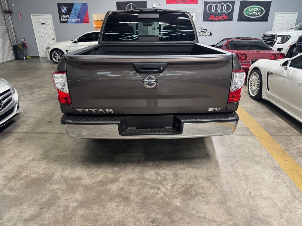 2017 Nissan Titan Image 9