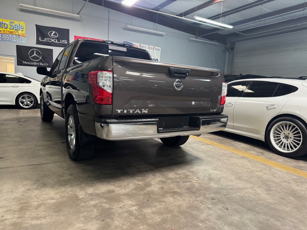 2017 Nissan Titan Image 10