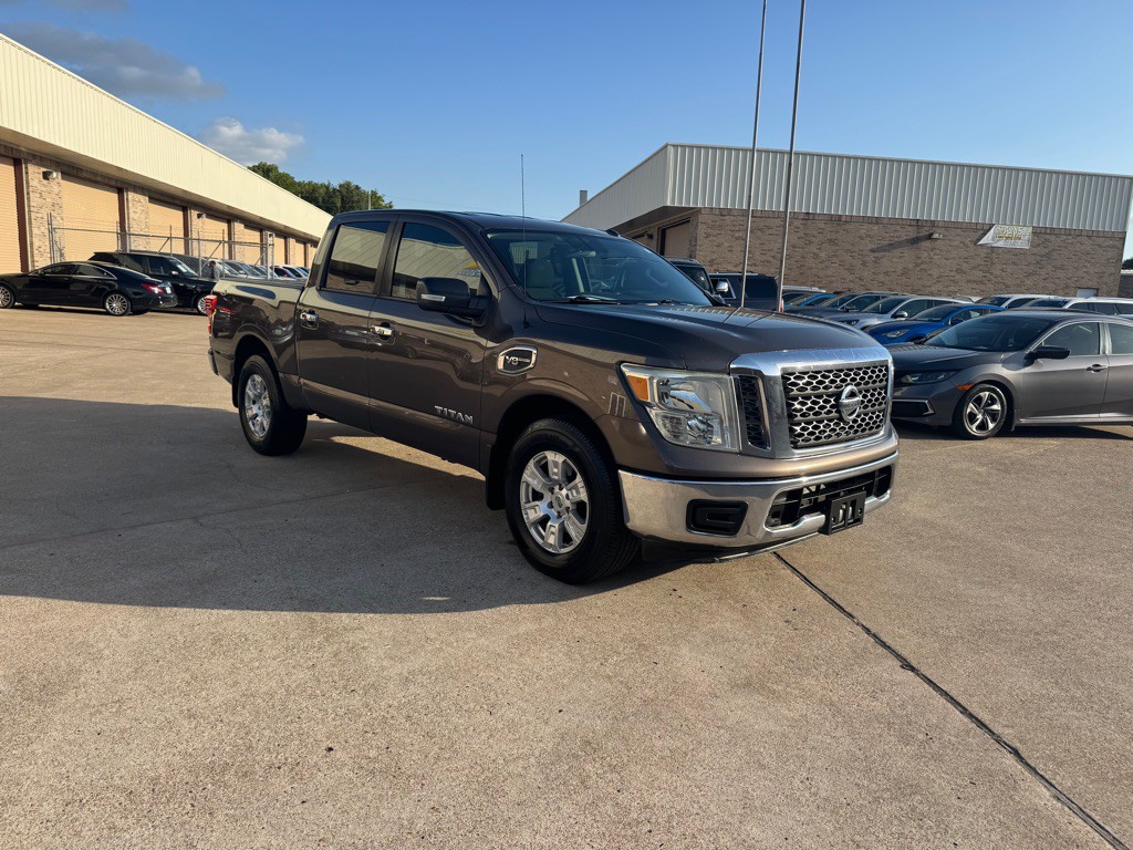 2017 Nissan Titan Image 17