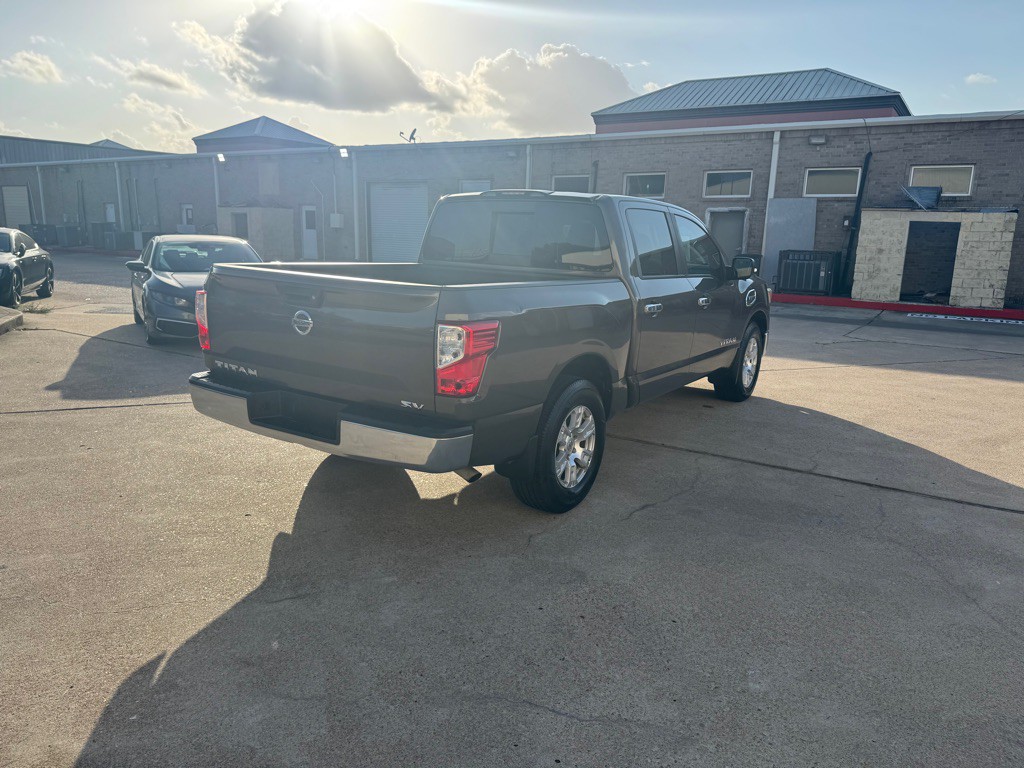 2017 Nissan Titan Image 18