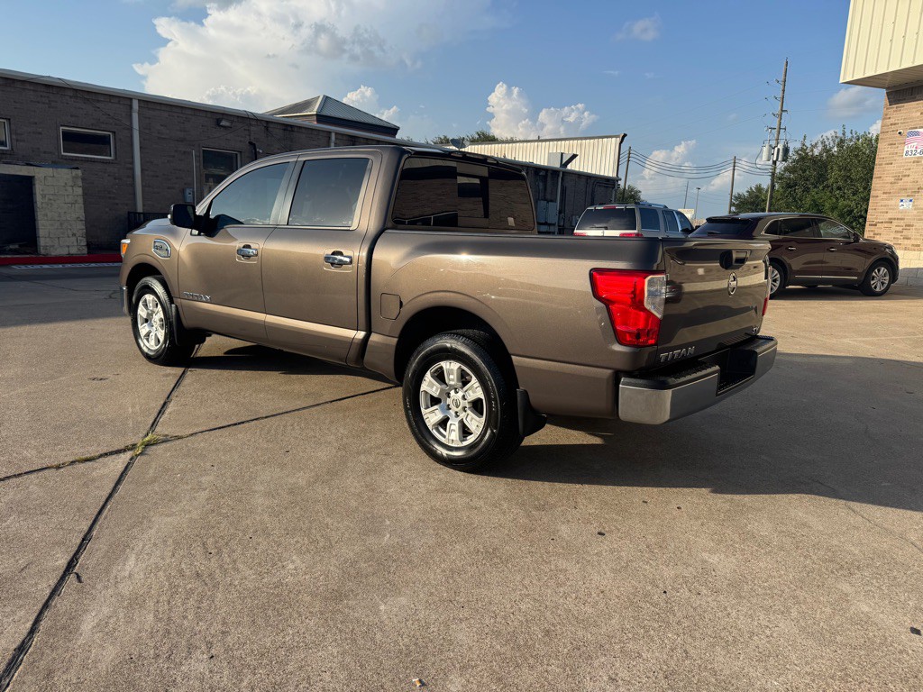 2017 Nissan Titan Image 21