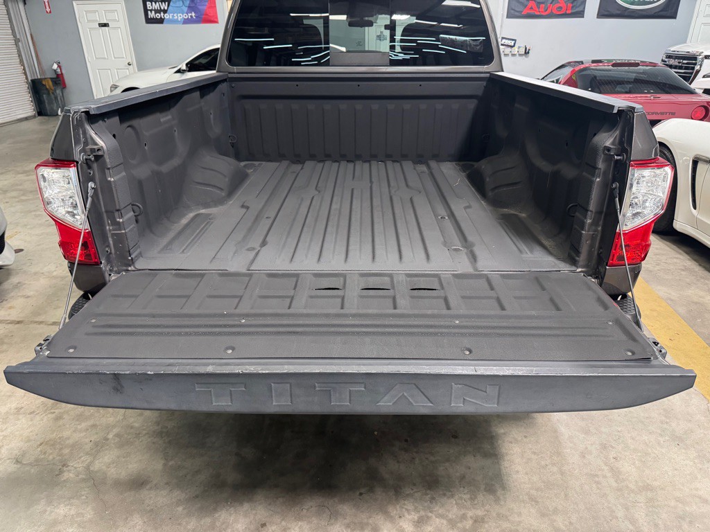 2017 Nissan Titan Image 22