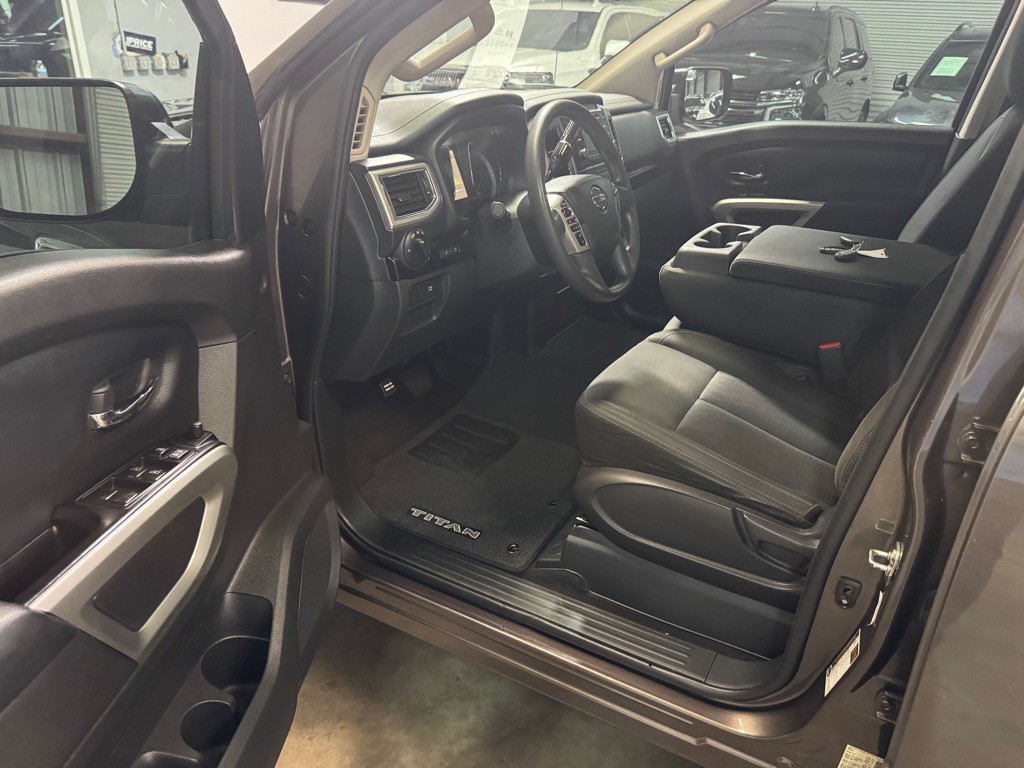 2017 Nissan Titan Image 23