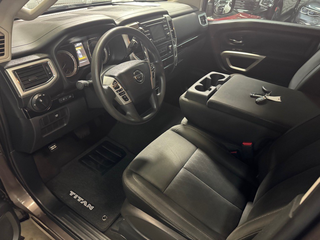 2017 Nissan Titan Image 24