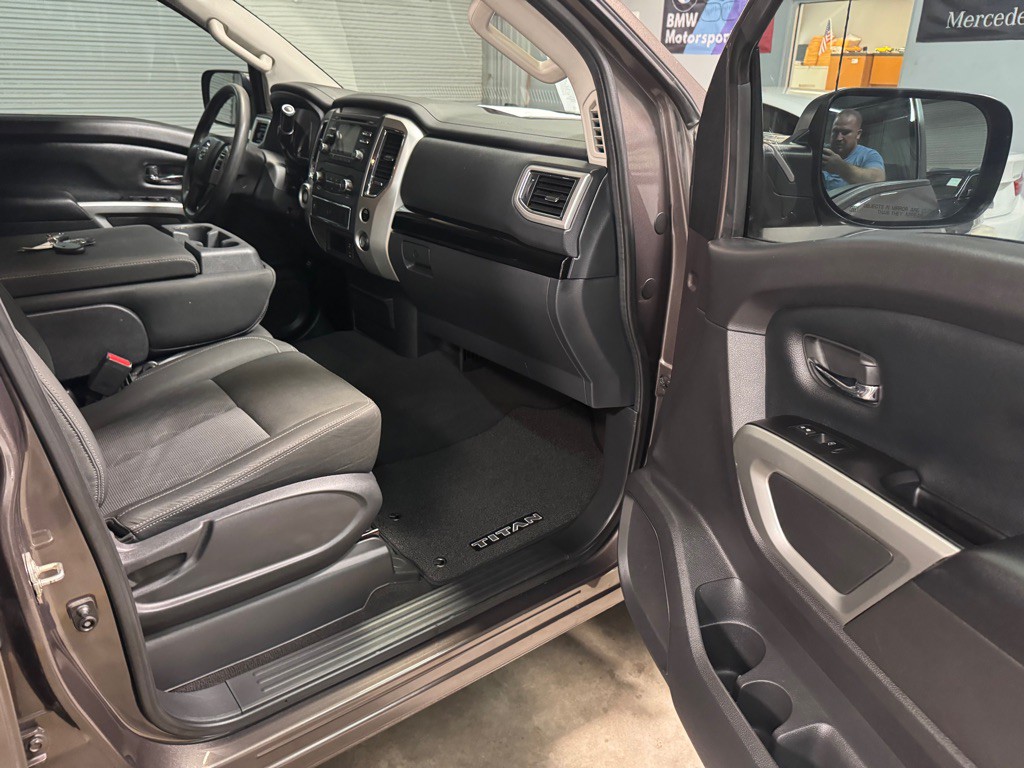 2017 Nissan Titan Image 25